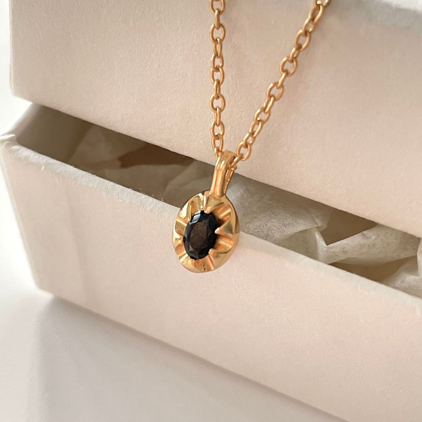 Collar Colgante Geométrico Minimalista en Plata de Ley 925 con Incrustación de Circonita Negra