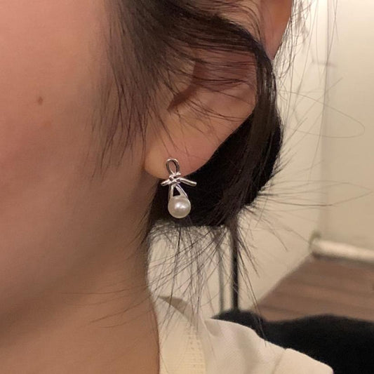 Orecchini a perno minimalisti con perle in argento sterling 925 placcato oro, design a forma di lettera