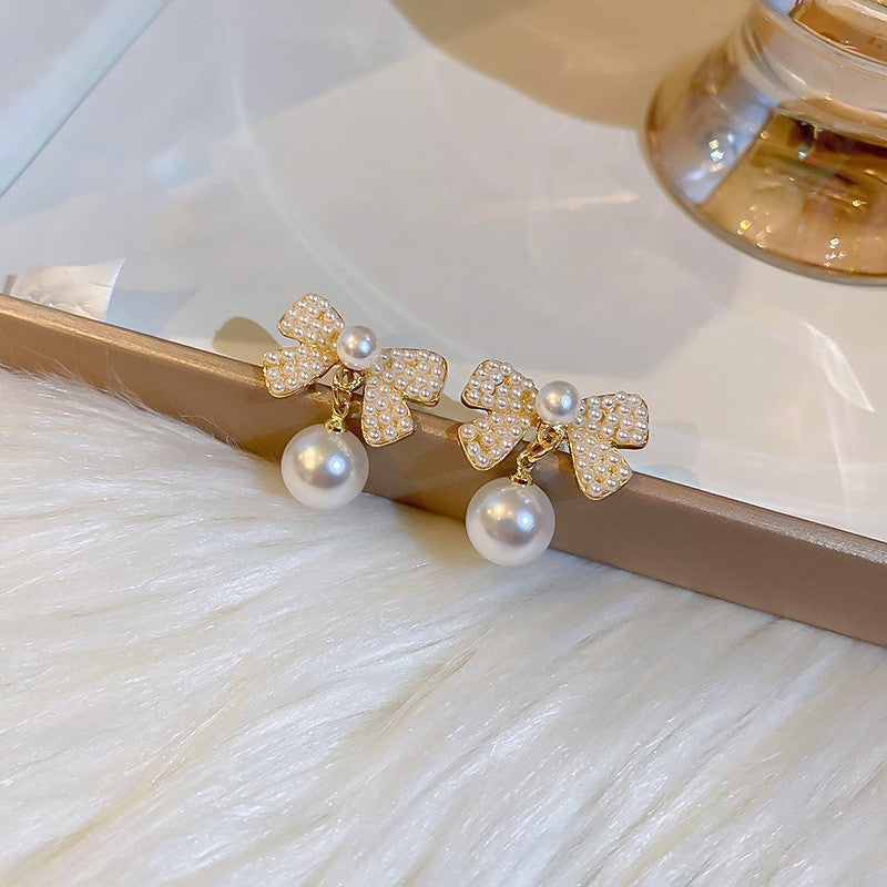 Elegantes pendientes florales de perlas con postes de plata chapados en oro para mujer