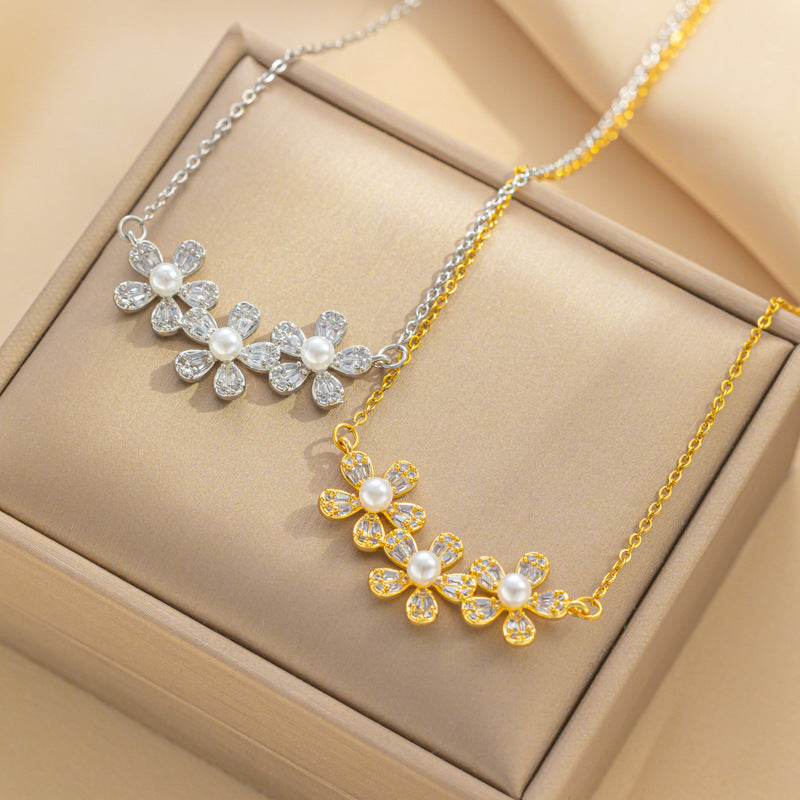 Dolce collana con ciondolo floreale da donna in acciaio al titanio con dettagli in strass e finitura galvanizzata su catena a maglie