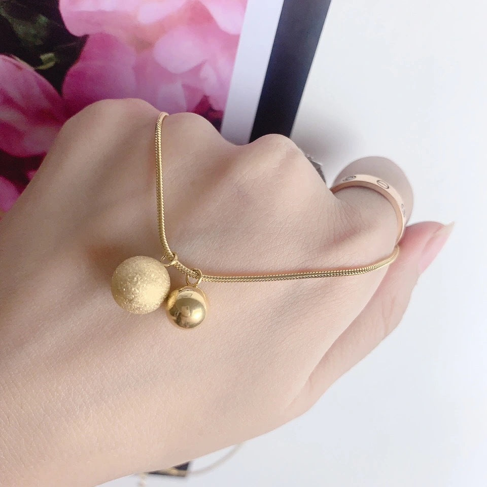Collana minimalista in acciaio al titanio con sfera geometrica e placcatura in oro per donna e uomo