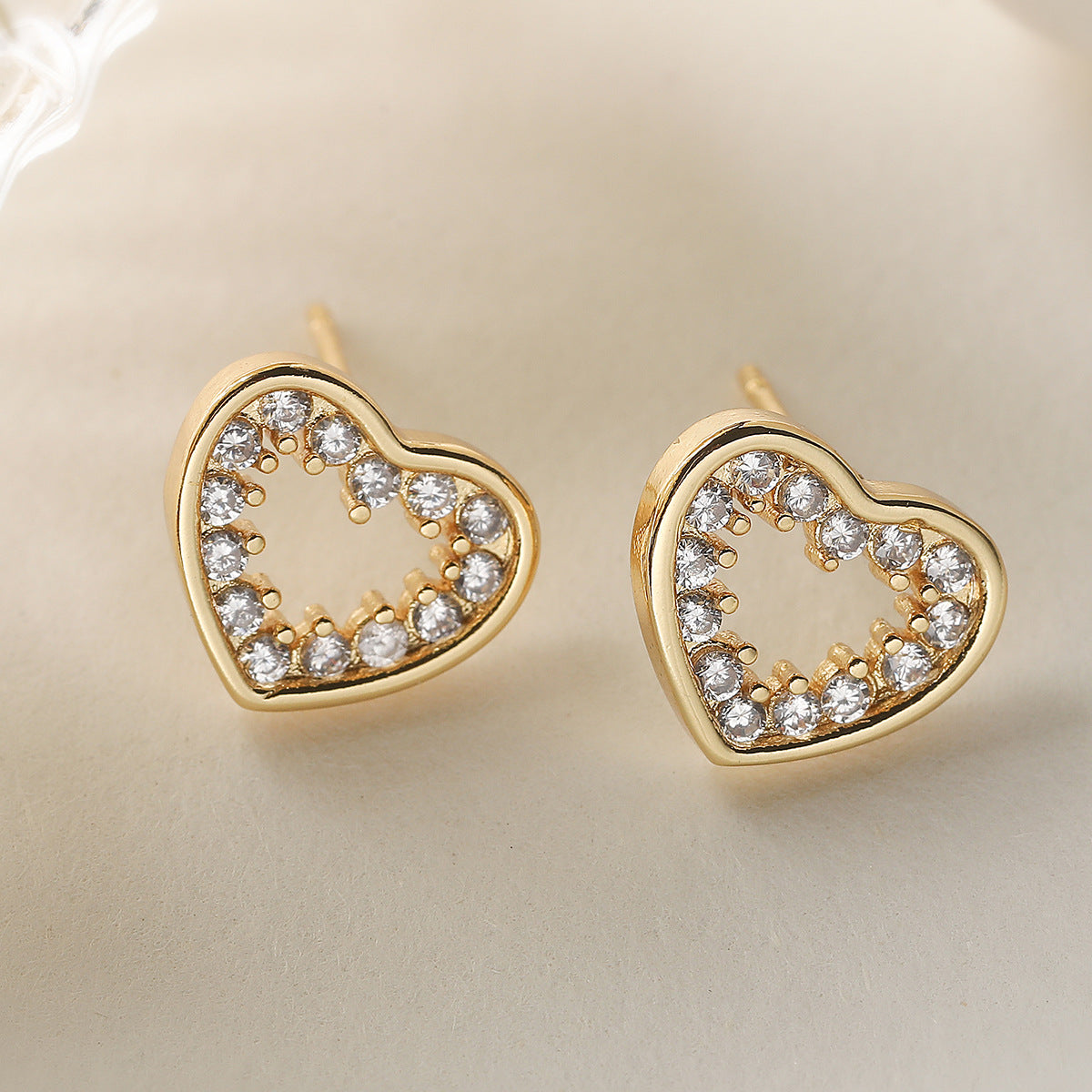 Elegant 18K Gold Plated Brass Heart Stud Earrings with Cubic Zirconia and Pearl Inlay for Women