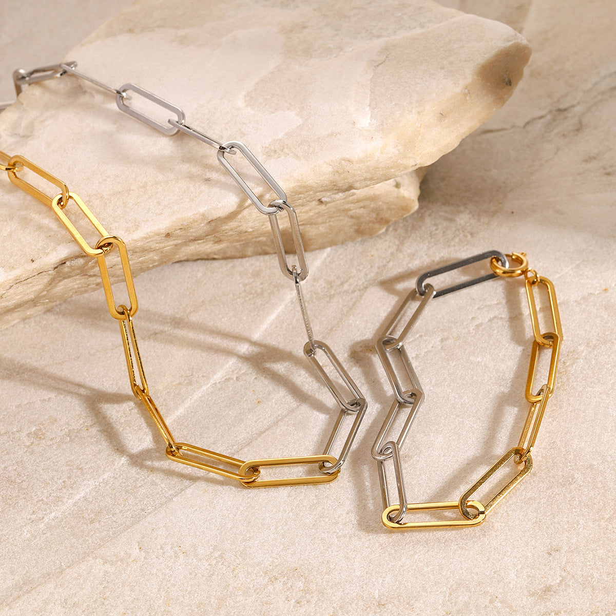 Collana con pendente geometrico in acciaio inossidabile placcato titanio per donna con motivo a linea minimalista e delicata catena per clavicola