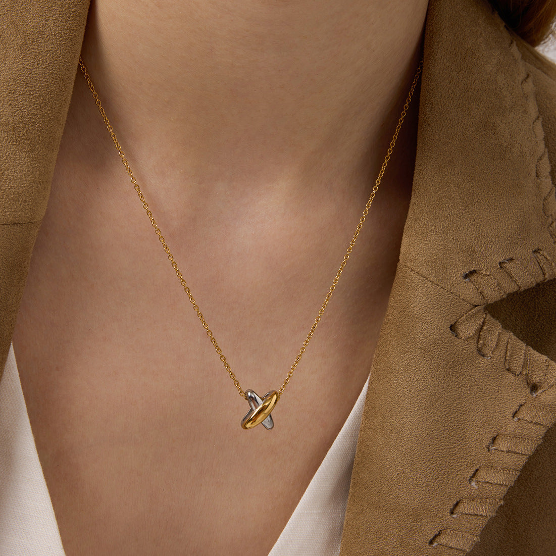 Collana a Croce Geometrica in Acciaio Inossidabile da Donna con Ciondolo in Acciaio al Titanio e Finitura Placcata