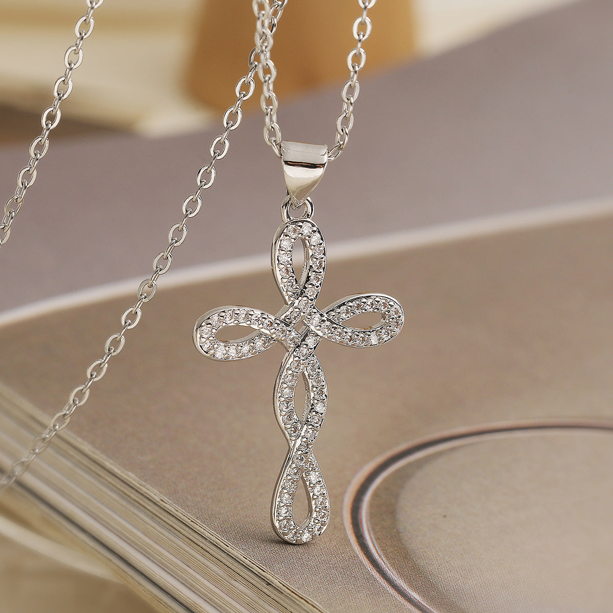Collana con Ciondolo a Croce Minimalista da Donna in Rame con Placcatura in Oro 18 carati e Intarsio in Zirconi