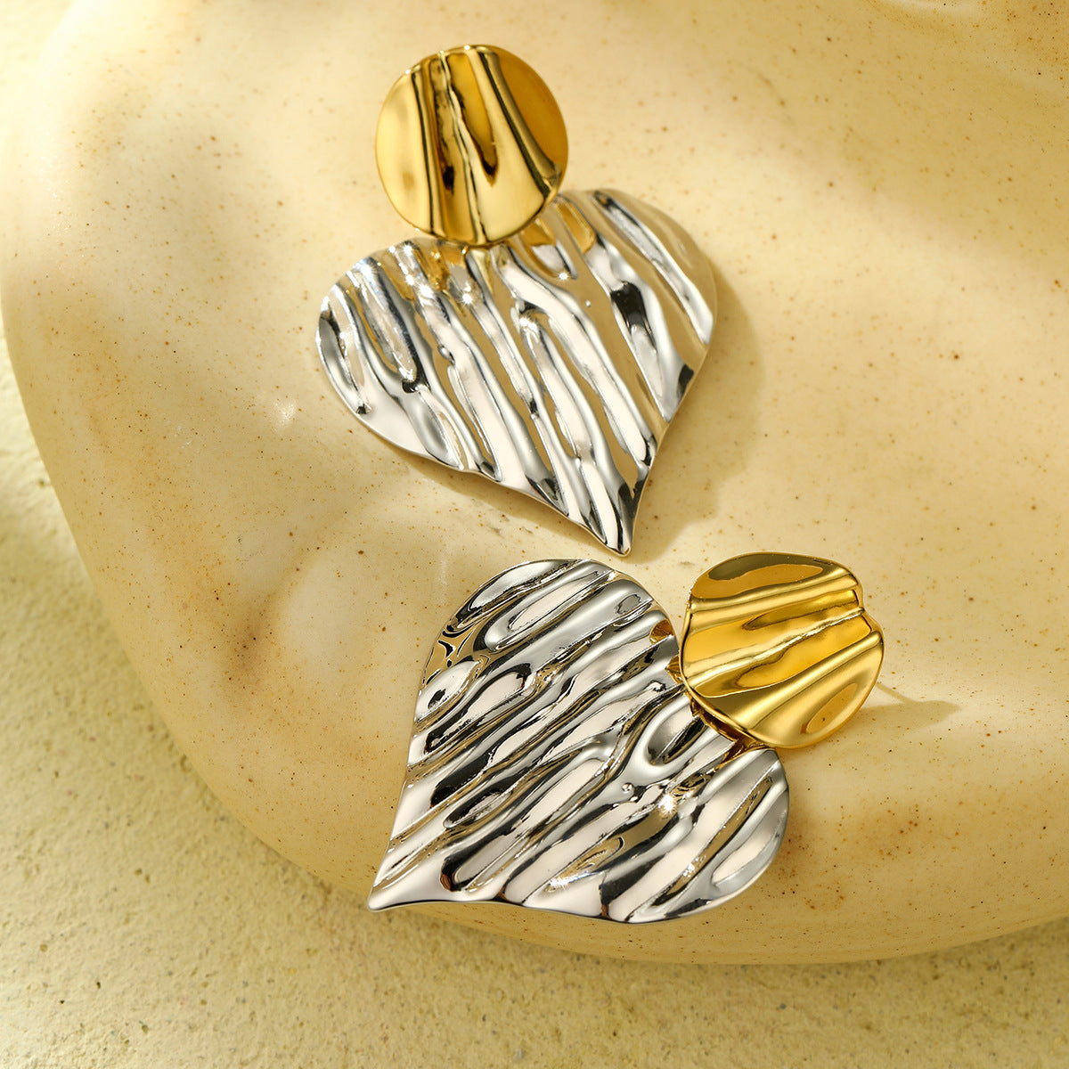 Pendientes de acero de titanio con patrón irregular de ondas y corazón, estilo vintage, para mujer con acabado chapado