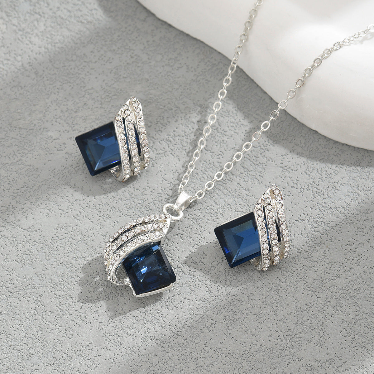 Parure di collana in lega intarsiata con cristalli geometrici da donna, stile fresco e minimalista, con pendenti ovali, rettangolari e circolari