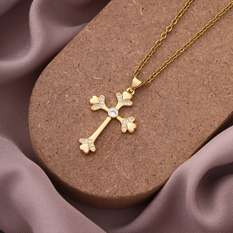 Collana con ciondolo a croce minimalista in rame con placcatura in oro e zirconi micropavé su catena a O