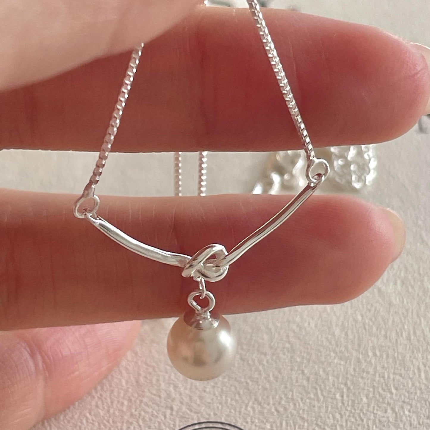 Collar de perlas con nudo estilo coreano minimalista de plata de ley 925 con acento geométrico