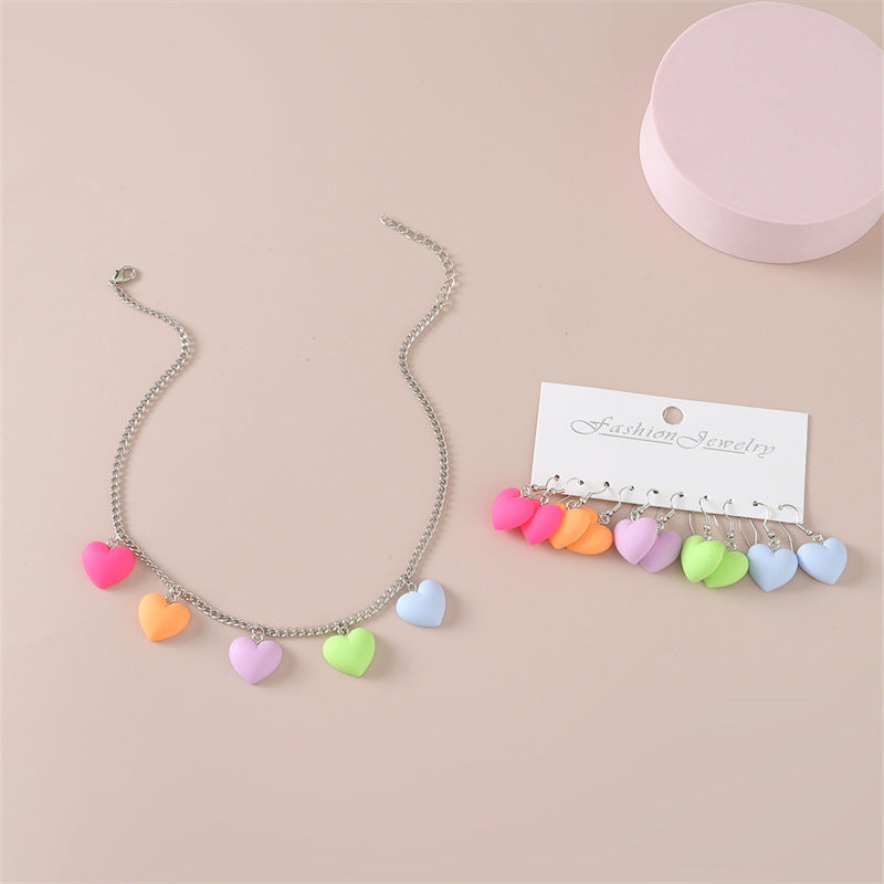 Set di collane con ciondoli acrilici a forma di cuore per bambini con catena a maglie intrecciate in colori caramella
