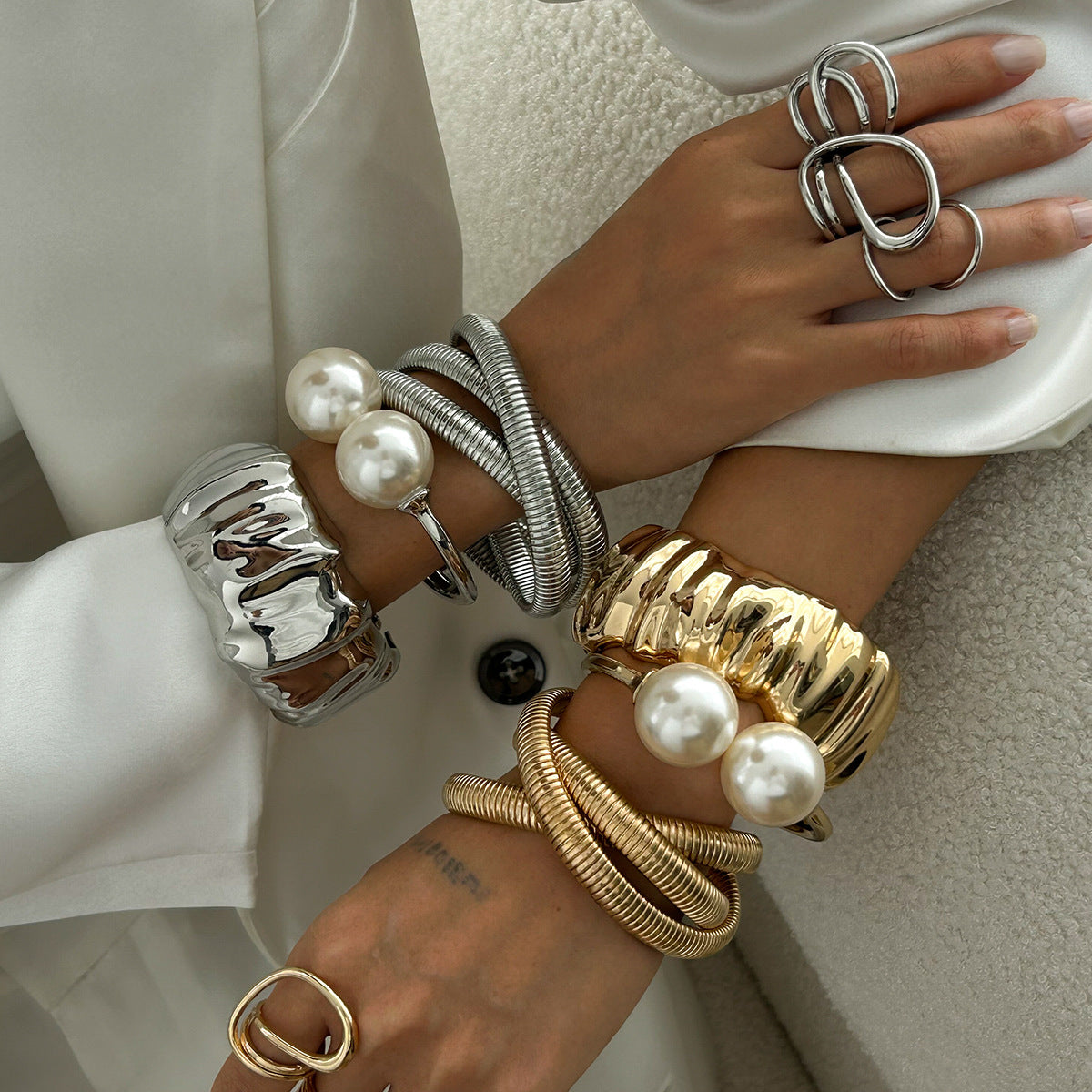 Pulsera de puño ancha de metal con rayas geométricas para mujer con acento de perla de imitación y acabado galvanizado
