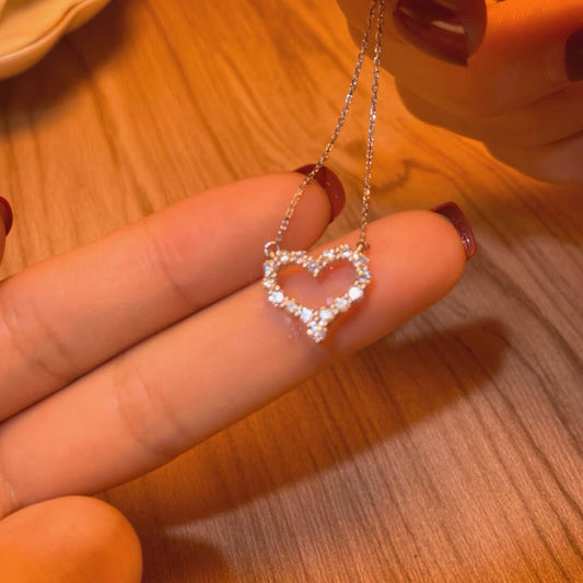 Collar con colgante minimalista de corazón hueco para mujer, de acero de titanio con incrustaciones de diamantes de imitación, cadena de serpiente, ligero, delicado, para la clavícula.