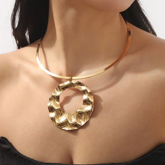 Minimalist Geometric Pleated Pendant Necklace for Women in Iron with Retro Luxe Style