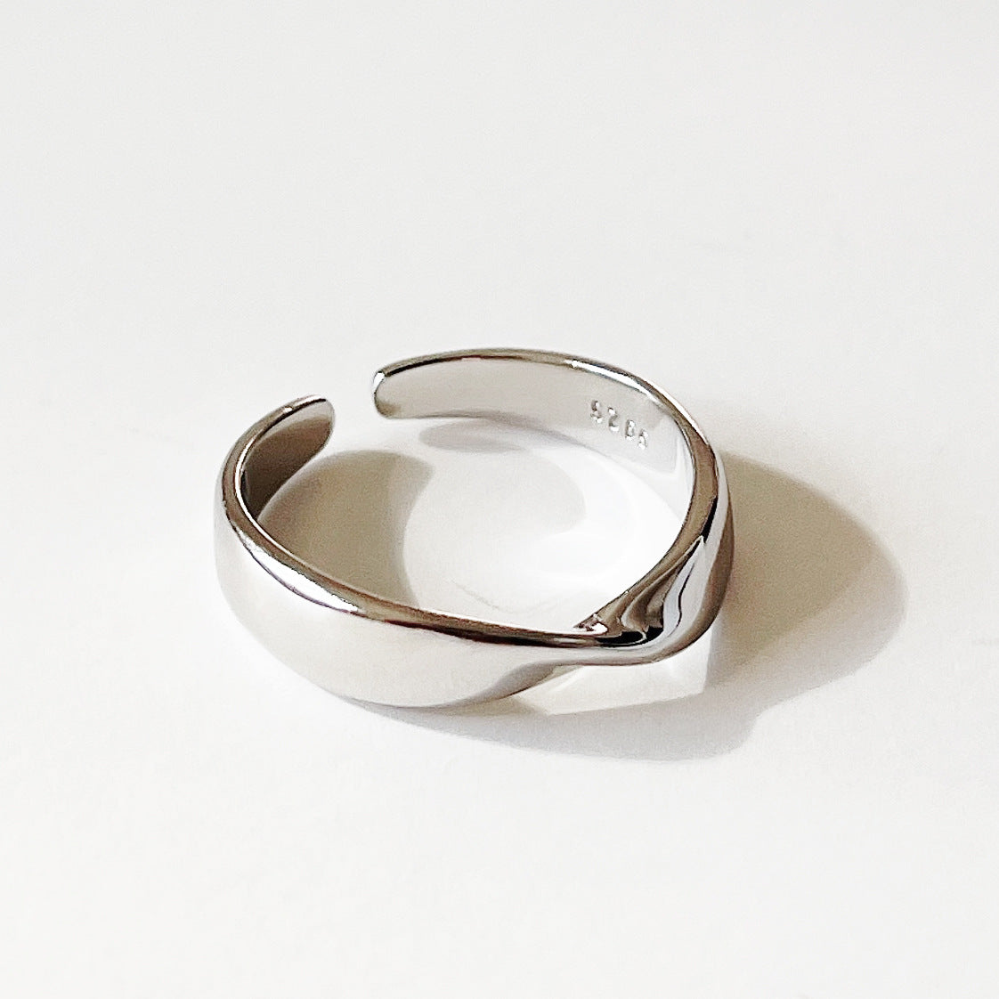 Anillo de mujer de plata de ley 925 minimalista con alambre retorcido geométrico