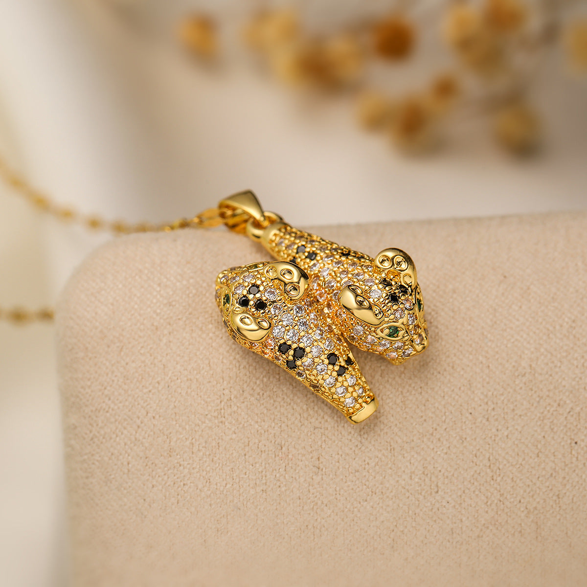 Minimalist Leopard-Shaped Pendant Necklace for Women with Copper Base and 18K Gold Plating, Zircon Inlay, Fashionable Clavicle Chain