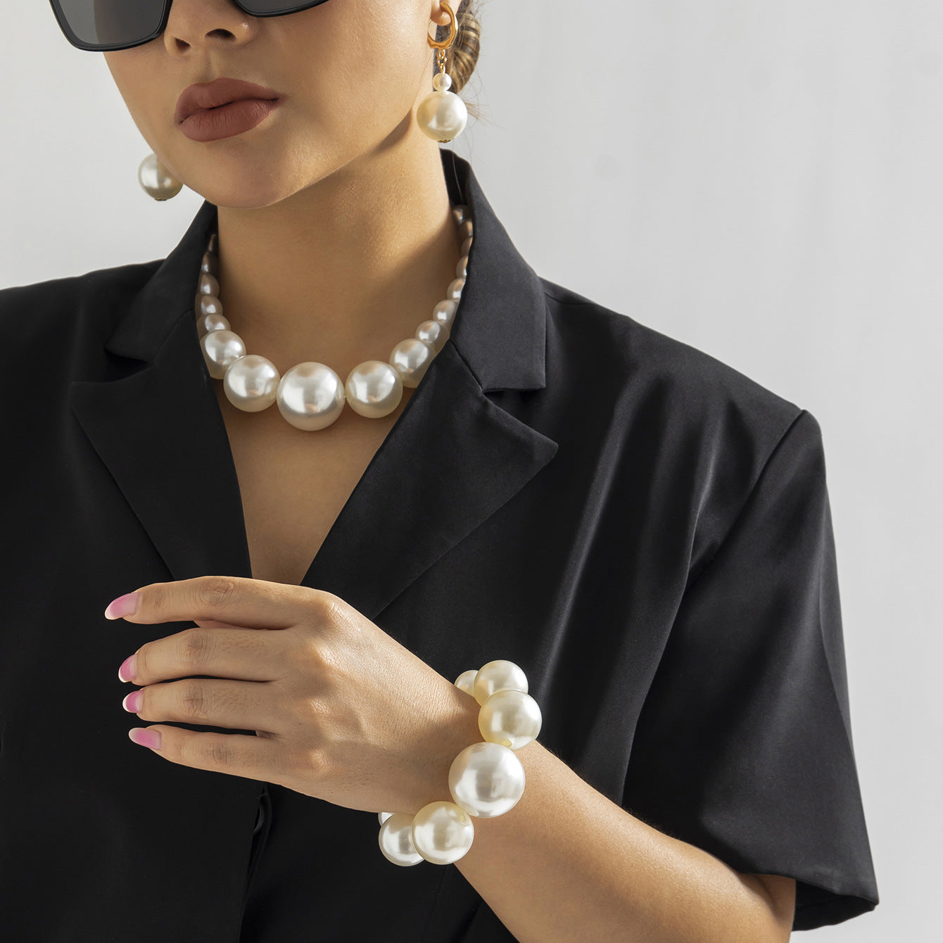 Collana Minimalista Geometrica di Perle per Donna con Pendente di Perle Imitazione e Perle in Resina su Catena di Perle Rotonde