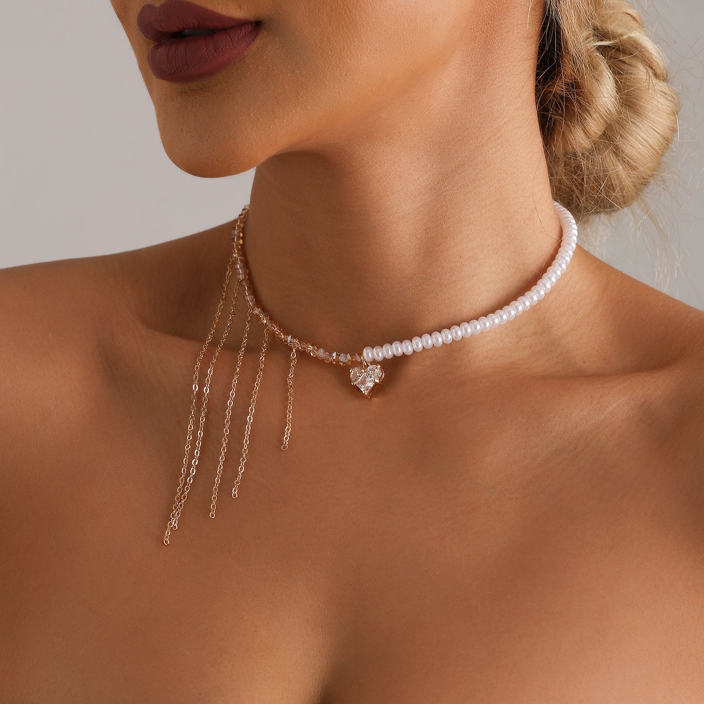 Elegante collar con colgante de circonia cúbica en forma de corazón con borla, detalles de cristal y perlas, aleación chapada, cuentas de vidrio, cadena a la altura de la clavícula para mujer