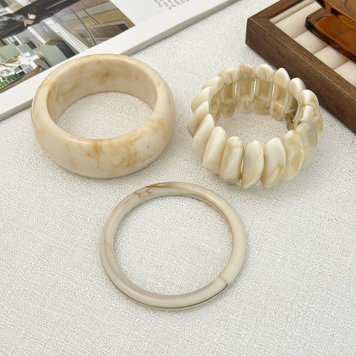 Vintage-Style Irregular Geometric Resin Cuff Bracelet for Women with Marbled Effect and Drip Resin Finish