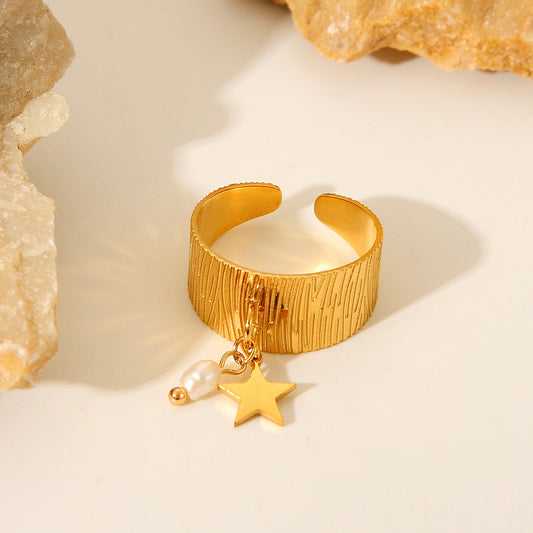 Anillo Abierto Minimalista Geométrico de Acero de Titanio con Chapado en Oro de 18K, Perla de Agua Dulce y Colgante de Estrella
