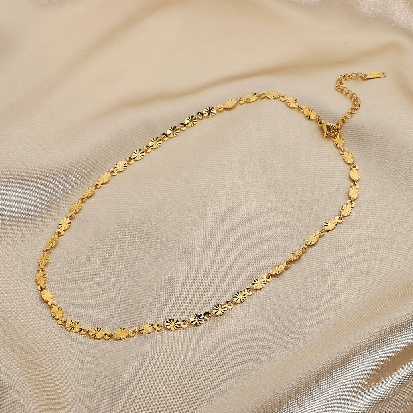 Minimalist Oval Petal Pendant Necklace for Women in Gold-Plated Stainless Steel with Bamboo Chain