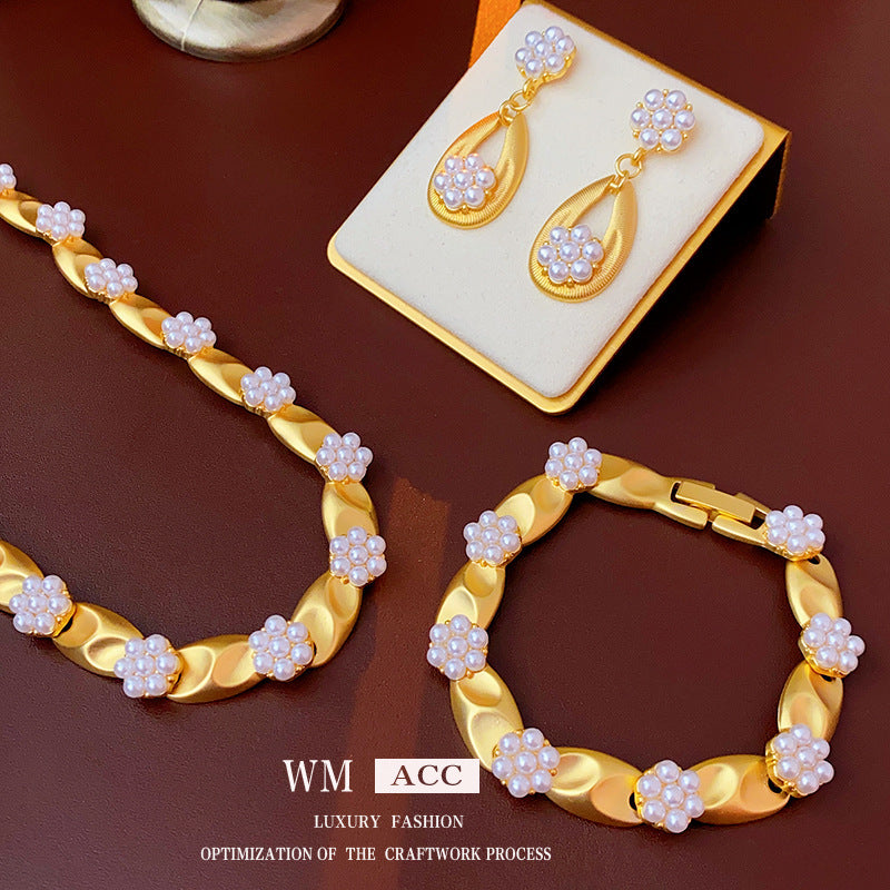 Conjunto de pendientes, collar y pulsera de aleación floral vintage, set de joyería minimalista chapado en oro para mujer