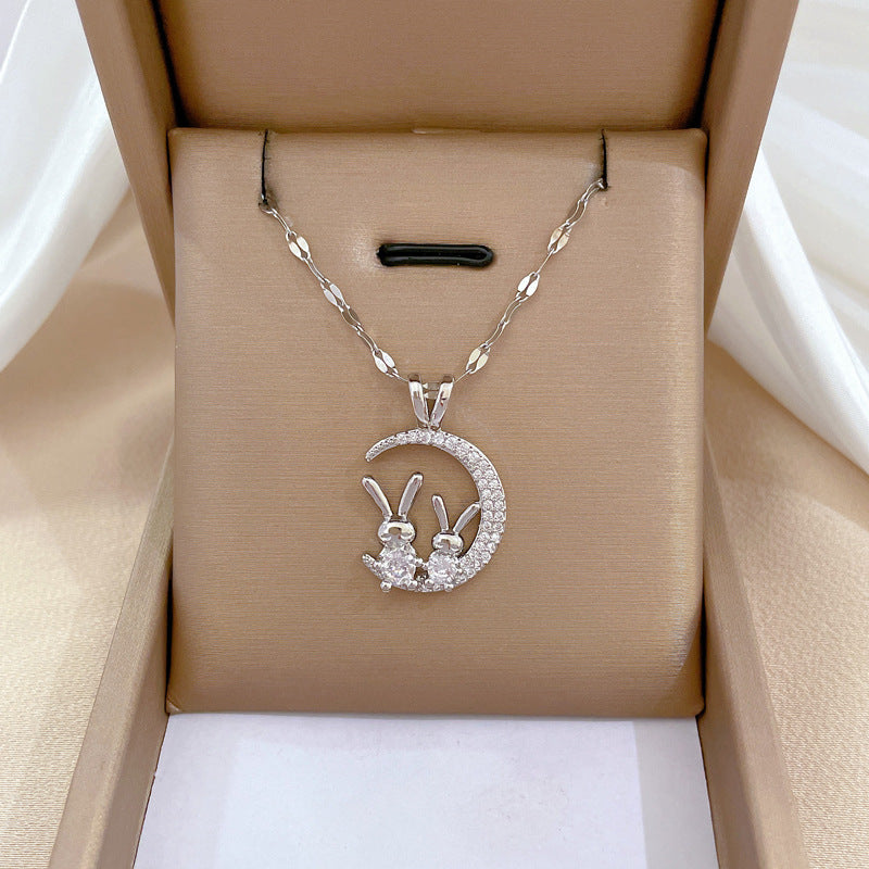 Collar con colgante de luna y conejo de acero titanio microincrustado de lujo con diseño geométrico para mujer