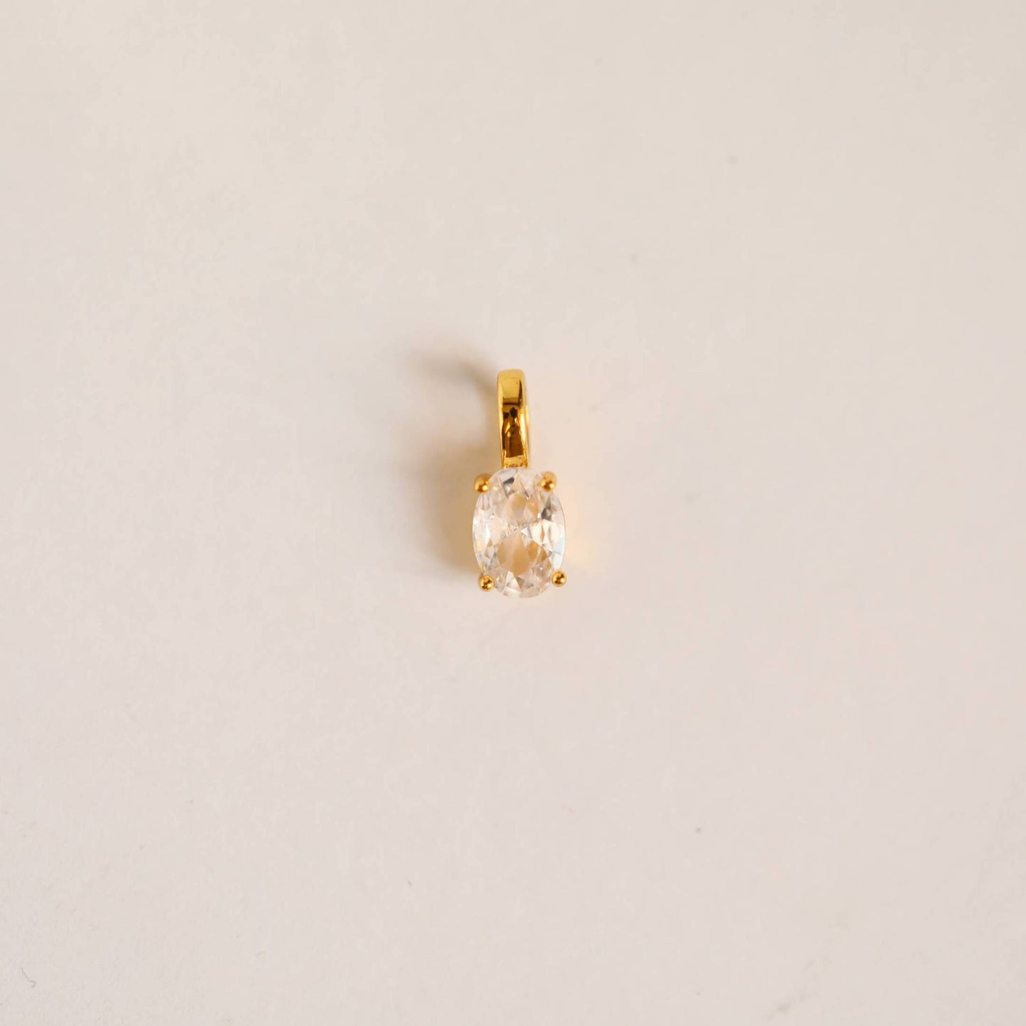 Ciondolo Minimalista placcato oro in ottone a forma di cuore con strass e barretta quadrata