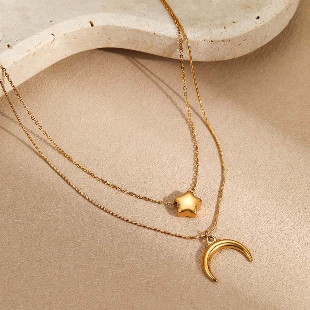 Collana in Acciaio Inossidabile con Ciondolo Stella e Luna Minimalista con Finitura Placcata per Donna