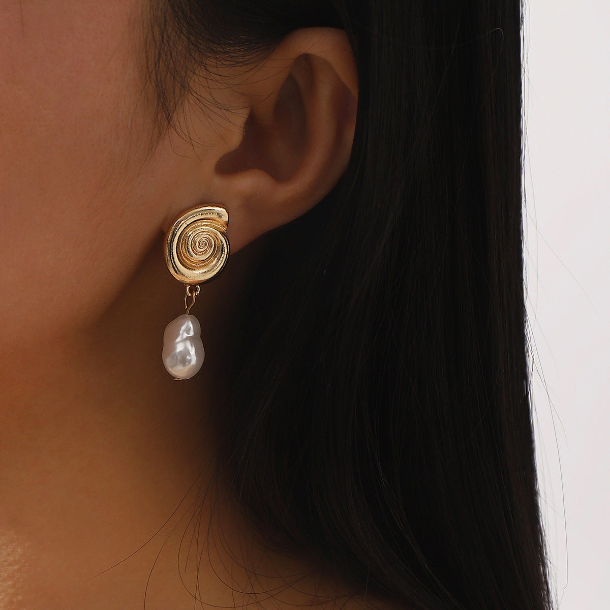 Orecchini da donna con conchiglie geometriche e perle stile vintage con base in lega e finitura ispirata agli strass