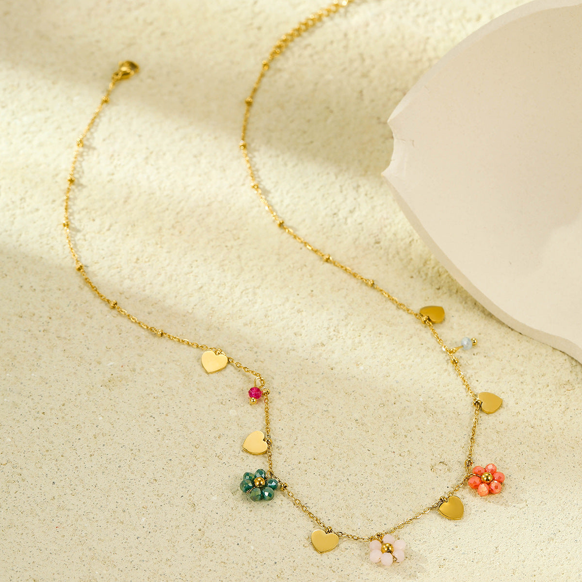 Collar con colgante de corazón floral fresco y dulce en acero inoxidable con incrustaciones de pedrería y acabado chapado para mujer