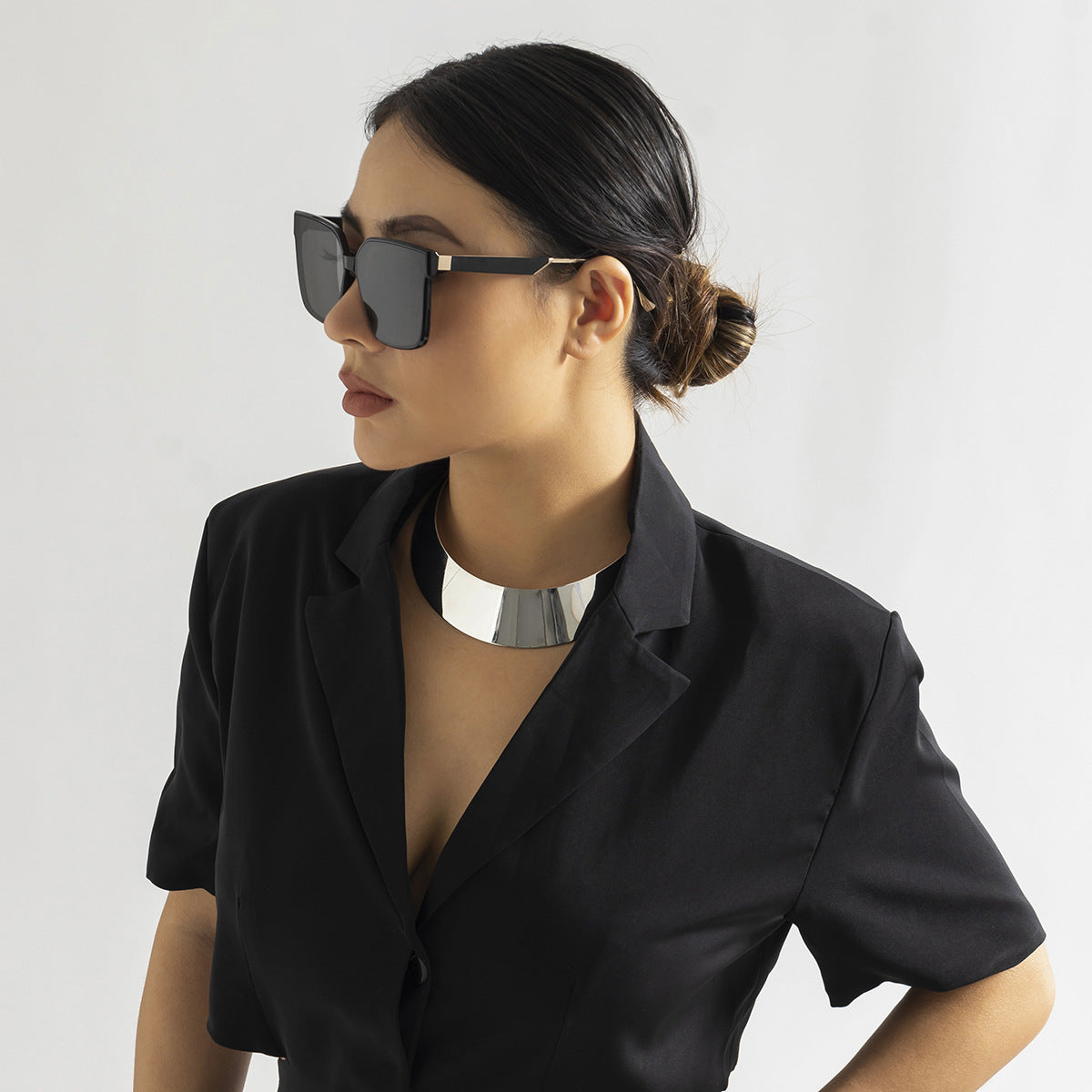 Collana Girocollo Minimalista Punk Geometrica in Metallo da Donna con Finitura Galvanizzata e Pendente a Ventaglio