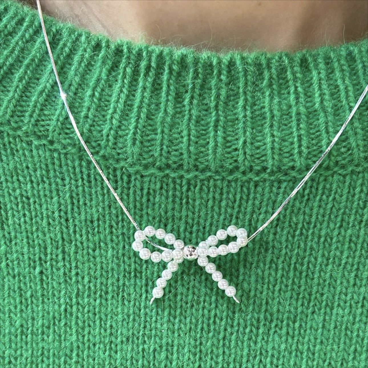 Collar Minimalista de Perlas con Lazo en Plata de Ley 925 con Baño de Oro sobre Cadena de Bolitas