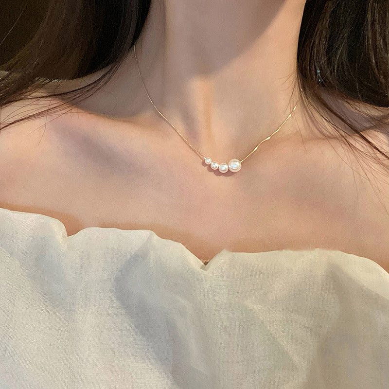 Elegant Floral Abalone-Inspired Pendant Necklace for Women in Alloy with Plated Finish, Delicate Clavicle Chain for Everyday Wear