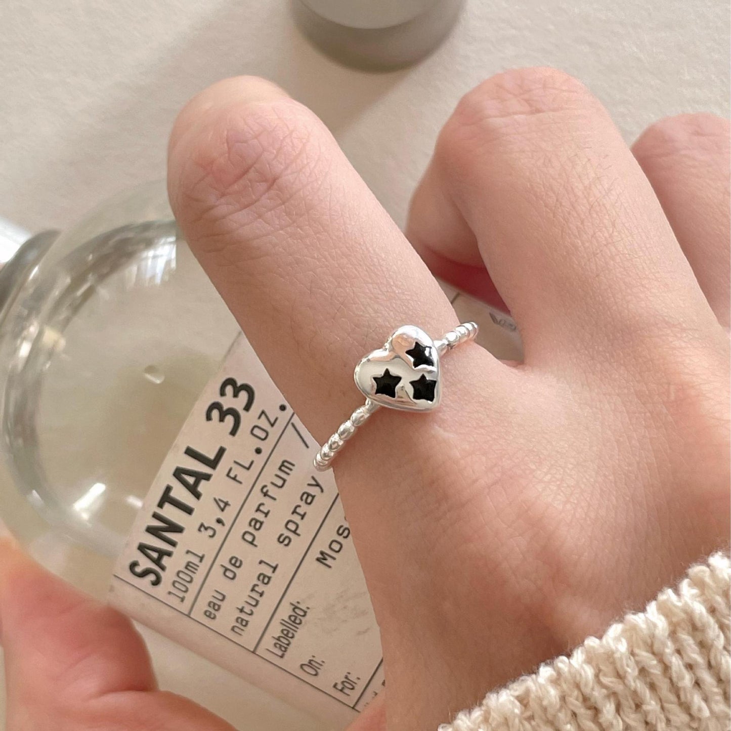 Anillo minimalista de plata esterlina 925 con forma de corazón, acento de estrella de resina y diseño geométrico