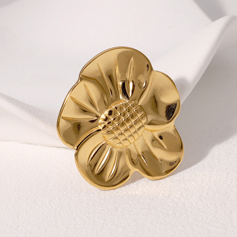 Elegant Vintage-Inspired Floral Statement Index Finger Ring in Gold-Plated Stainless Steel for Women