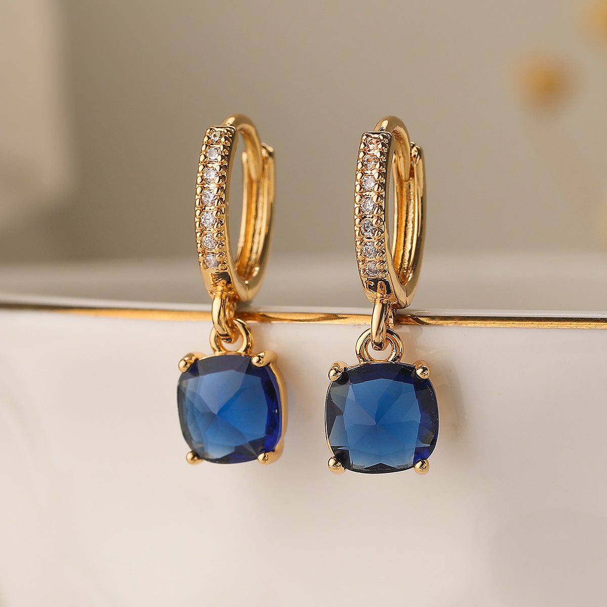 Orecchini geometrici minimalisti in rame con placcatura in oro vero e accenti in zirconia per donna
