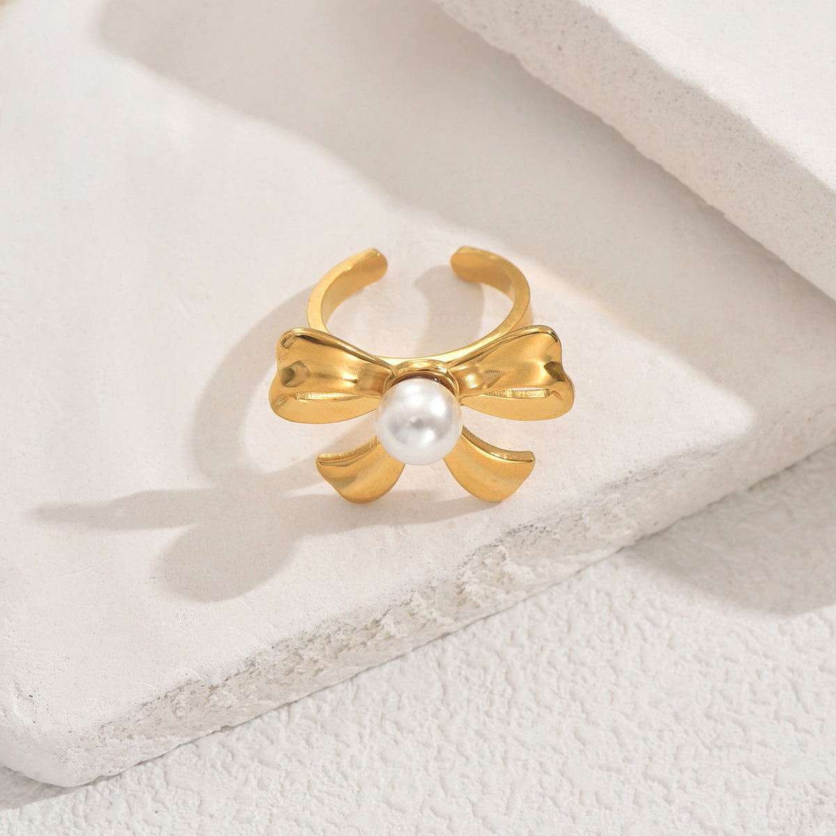 Anillo abierto ajustable con forma de lazo a la moda para mujer, hecho de cobre con incrustaciones de perlas
