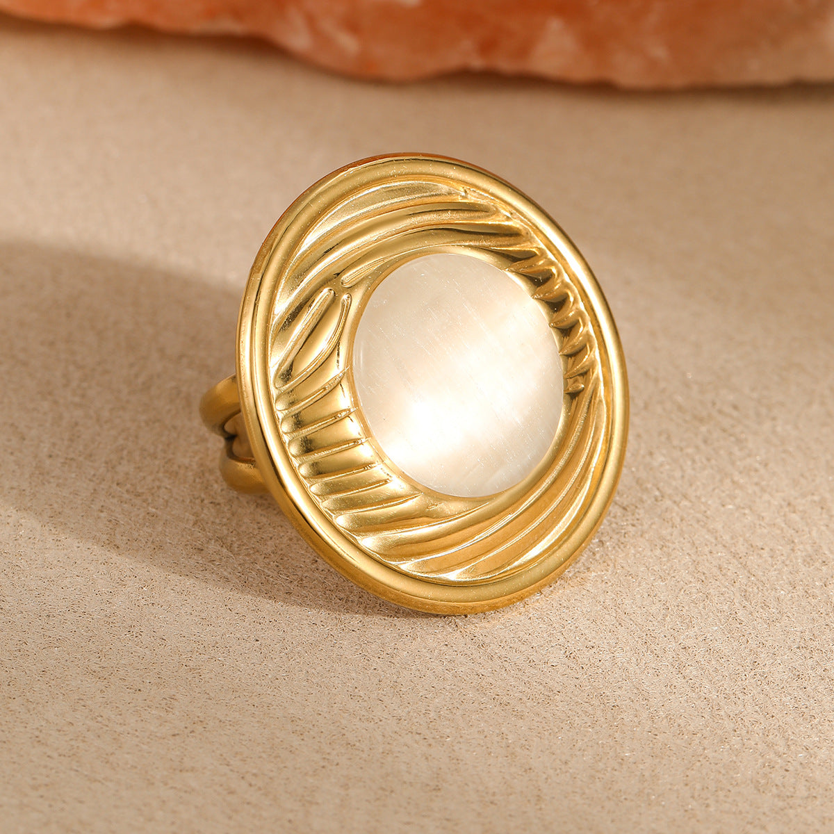 Set di anello e orecchini da donna in acciaio inossidabile placcato, geometrici, irregolari, intrecciati, con lucentezza metallica e stile Instagram audace