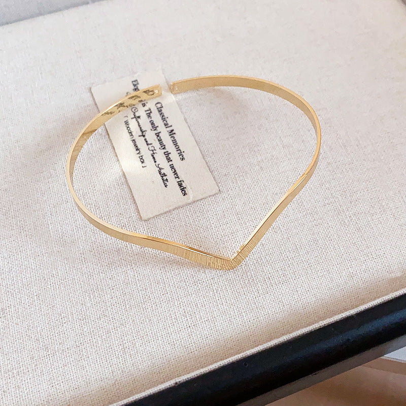 Pulsera de metal con patrón de cuadrícula geométrica de tono frío minimalista con acabado galvanizado para mujer