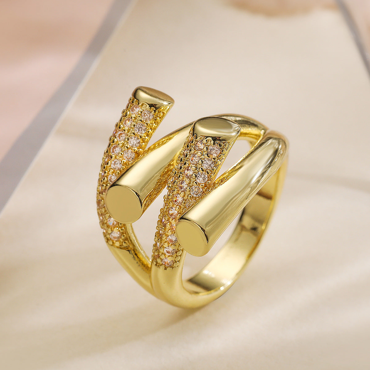 Anello da donna geometrico irregolare in rame con placcatura in oro vero e zirconi micro-incastonati