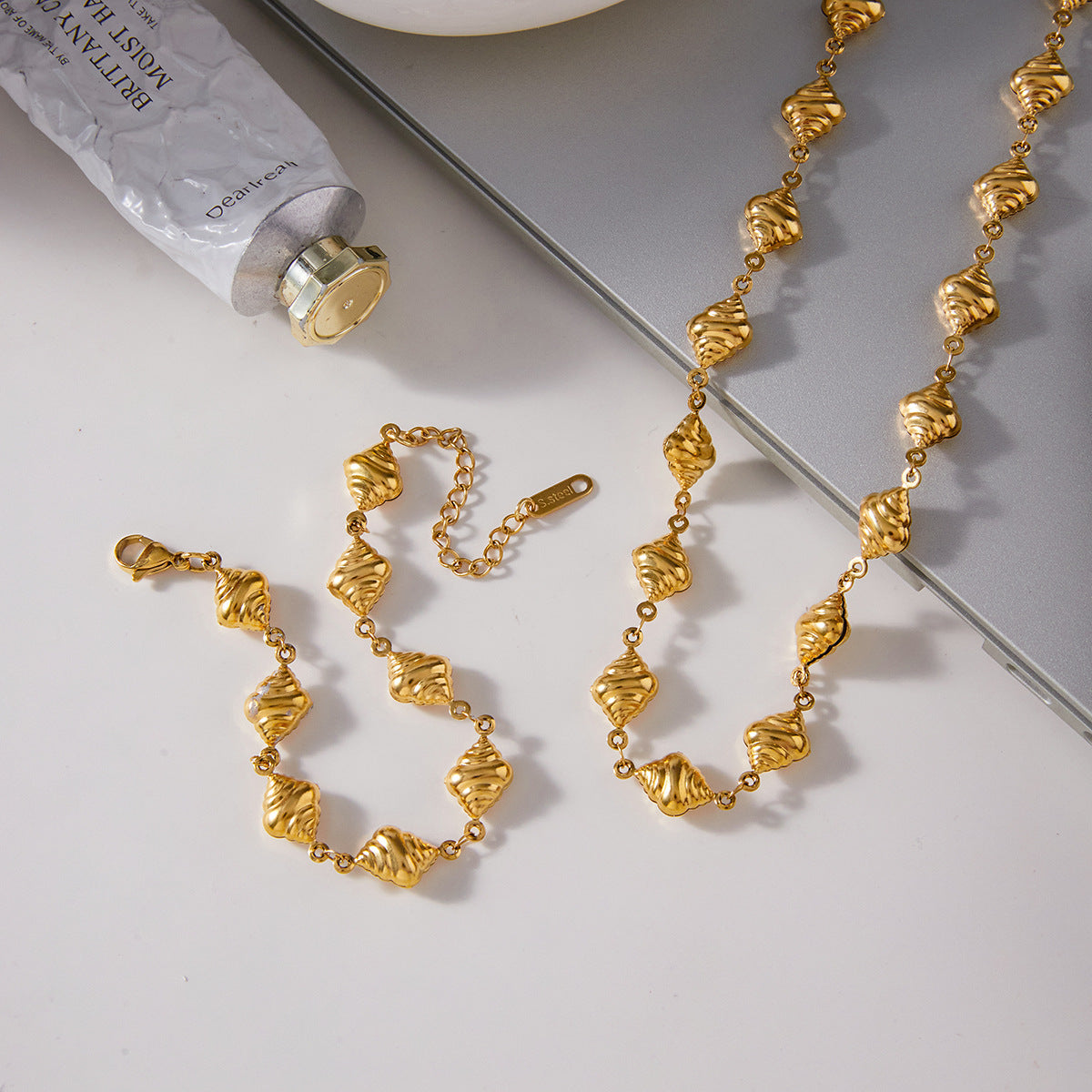 Collana Minimalista da Donna in Acciaio al Titanio a Forma di Pane con Finitura Placcata Set Bracciali in Acciaio Inossidabile