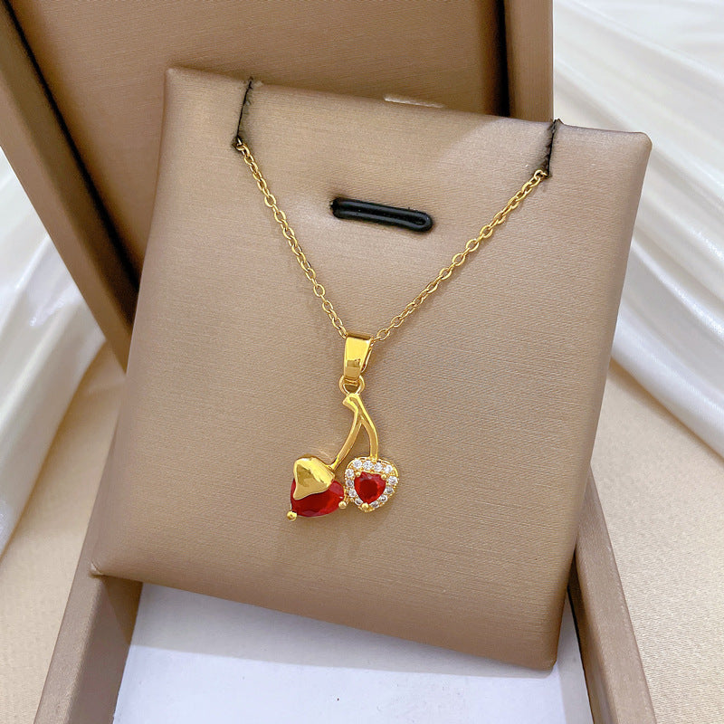 Collar de acero de titanio con forma de corazón de cereza de dibujos animados con incrustaciones de diamantes de imitación para mujeres y hombres, delicada cadena para clavícula