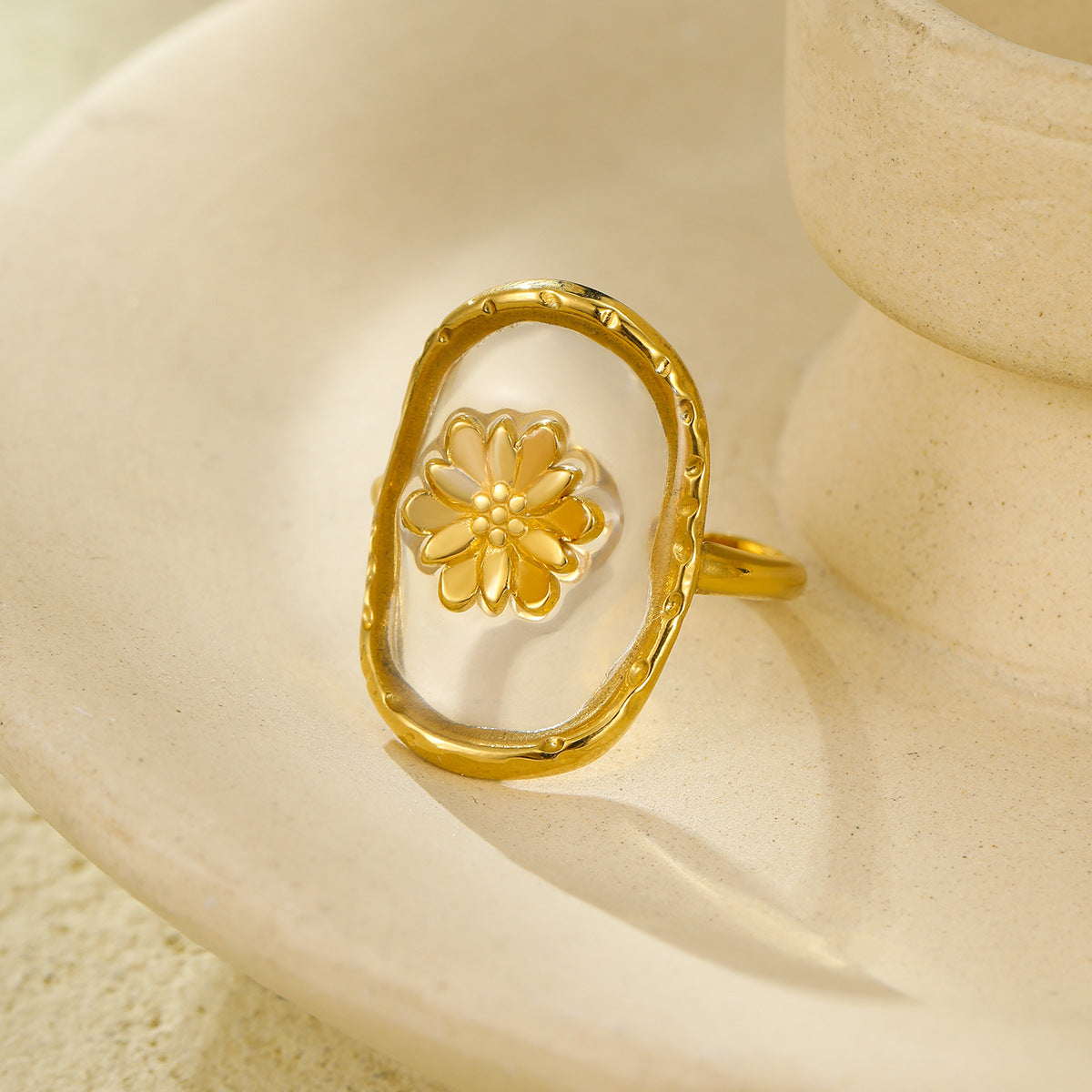 Anello da donna minimalista geometrico a forma di fiore in acciaio al titanio con placcatura in oro 18K e fascia in acciaio inossidabile