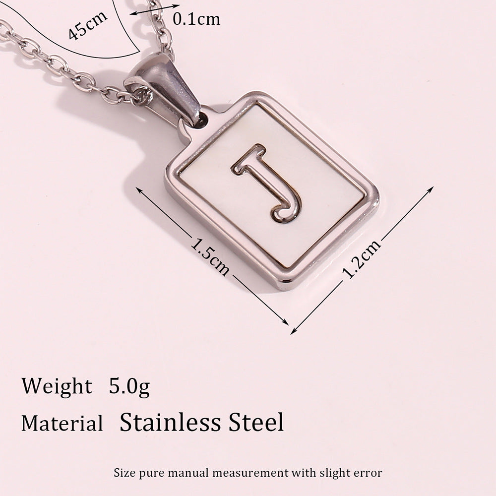 Collana con Ciondolo a Lettera Minimalista in Acciaio al Titanio per Donna con Finitura Galvanizzata e Intarsio in Madreperla Bianca Naturale