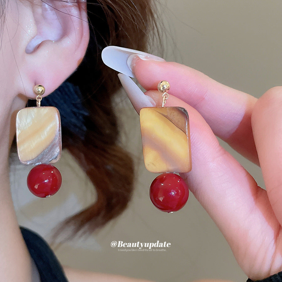 Pendientes colgantes cuadrados con dije de concha de inspiración vintage con cuentas rojas en materiales mixtos bañados en plata para mujer