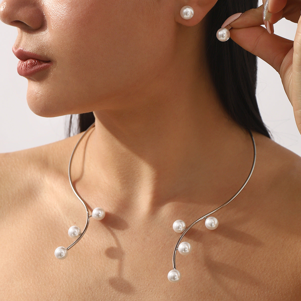 Conjunto de gargantilla de metal geométrica minimalista y pendientes de perlas para mujer con acabado galvanizado