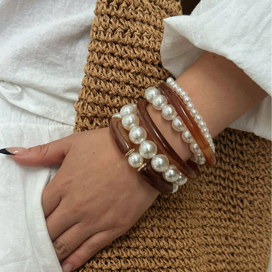Conjunto de pulseras acrílicas geométricas minimalistas con perlas de imitación y acabado de aceite por goteo