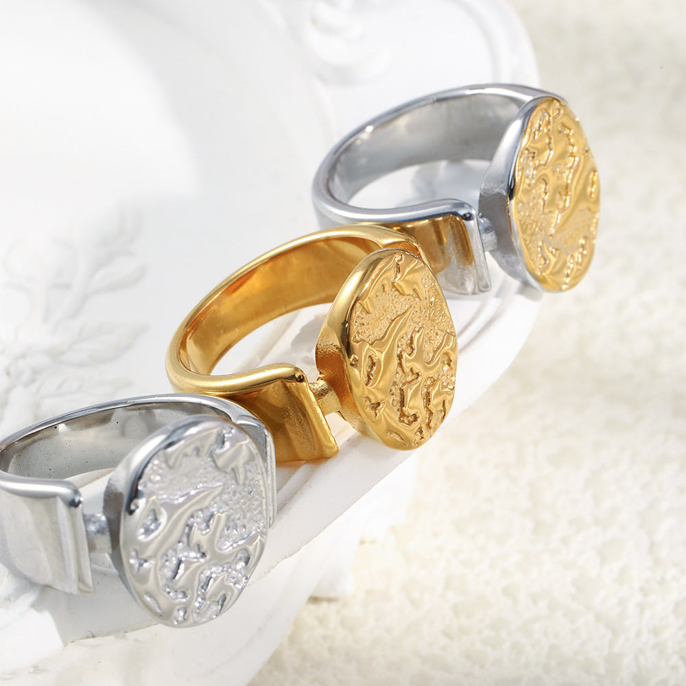 Anello Minimalista Geometrico in Acciaio Inossidabile con Placcatura in Oro 18K e Design a Rilievo Nebuloso