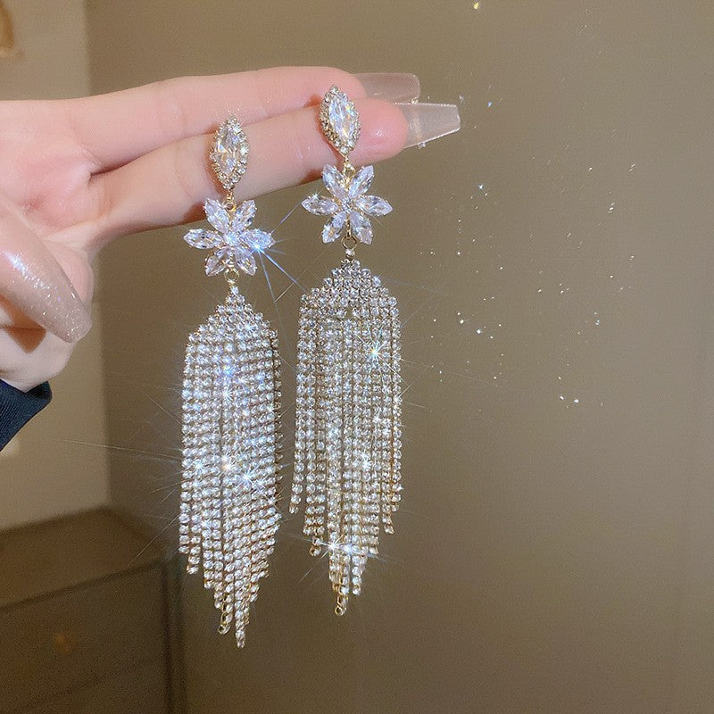 Orecchini pendenti con nappe geometriche minimaliste con intarsi di strass in rame placcato e perni in argento sterling 925 da donna