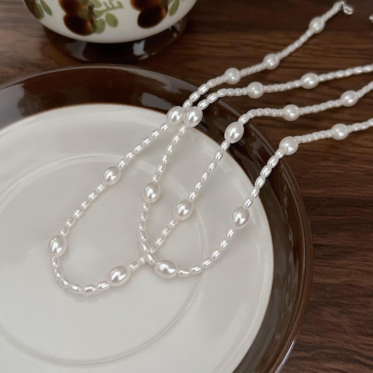 Collar Minimalista Geométrico de Perlas en Plata de Ley 925 con Baño y Cadena Cruzada